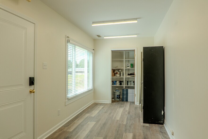 More Photos Of 6504 Burlington Rd, Whitsett Manufacturing For Lease