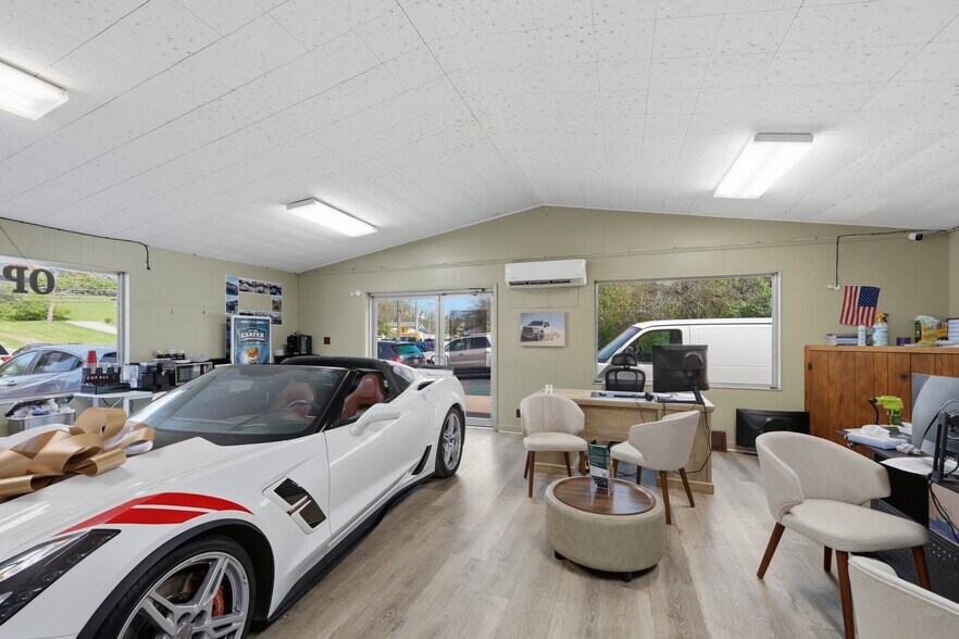 More Photos Of 621 Green Blvd, Aurora Auto Dealership For Sale