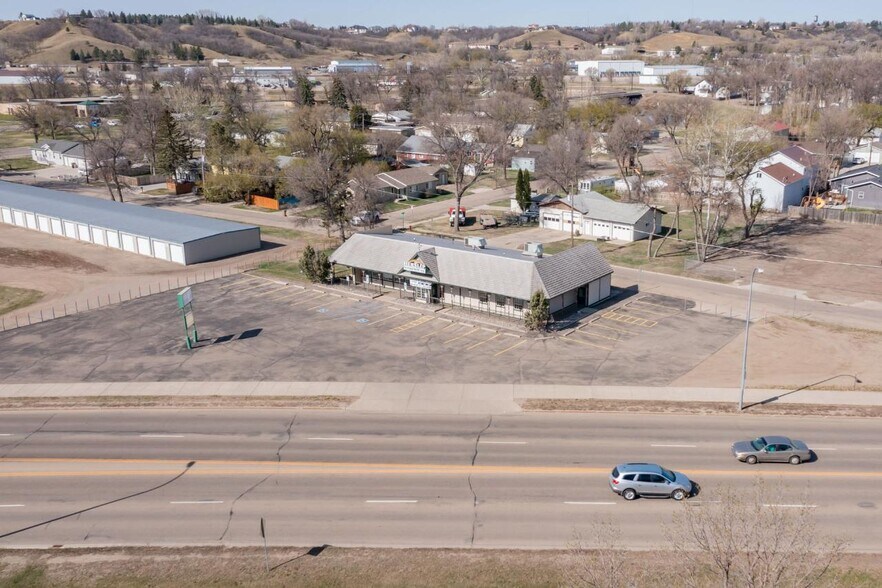 More Photos Of 2000 Burdick Expy E, Minot Office For Lease
