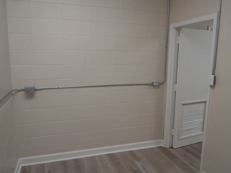 More Photos Of 2025 McLarty Dr, Newport Office For Sale