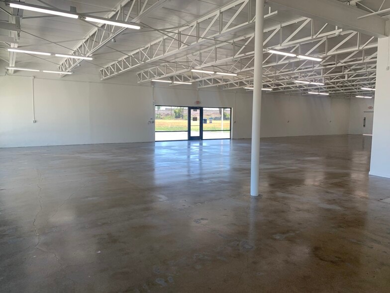 More Photos Of 7009 John Carpenter Fwy, Dallas Warehouse For Lease