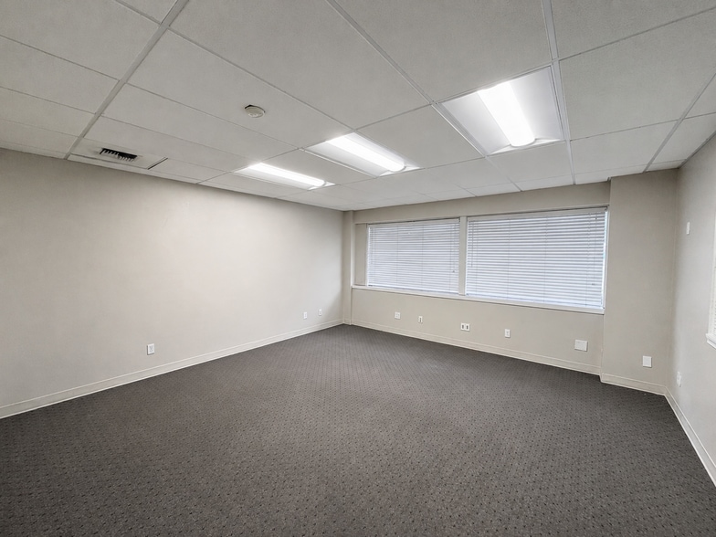 More Photos Of 1002 Central Ave N, Kent Showroom For Sale