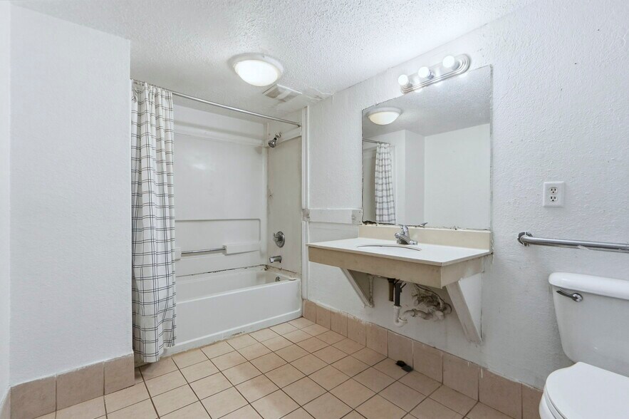 More Photos Of 3527 W Coliseum Blvd, Fort Wayne Hotel For Sale