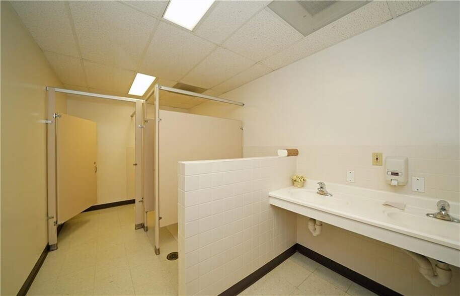 More Photos Of 226 Colonial Dr, Horseheads Office For Sale