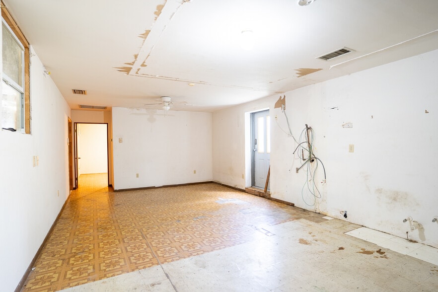 More Photos Of 220 Davenport Blvd, Davenport General Retail For Sale