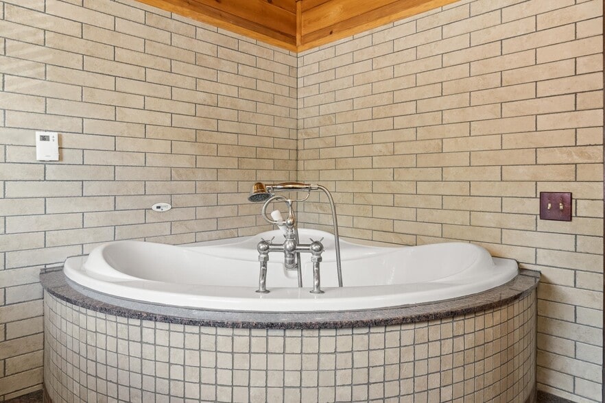 More Photos Of 1950 Collins Rd, Halifax Winery Vineyard For Sale