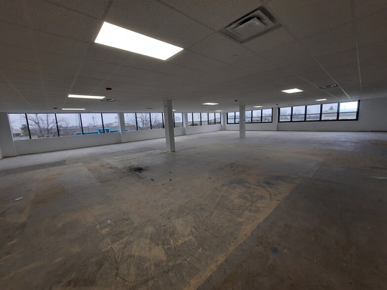 More Photos Of 7801 N Central Dr, Lewis Center Light Distribution For Lease