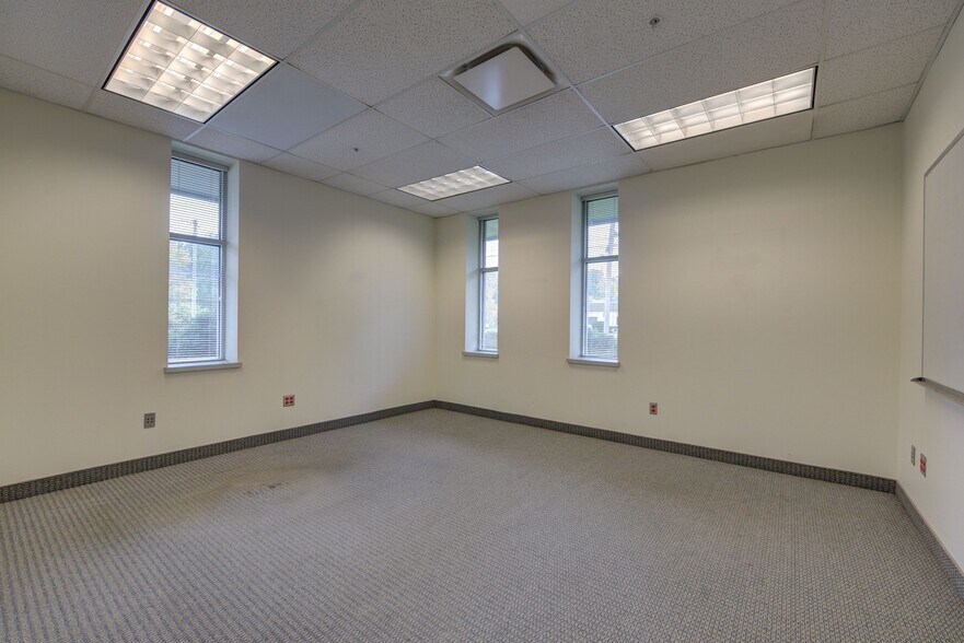 More Photos Of 1320 Taylor St, Elyria Warehouse For Lease