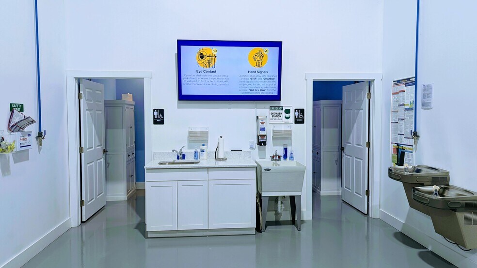 More Photos Of 2328 72nd Dr E, Sarasota Warehouse For Sale