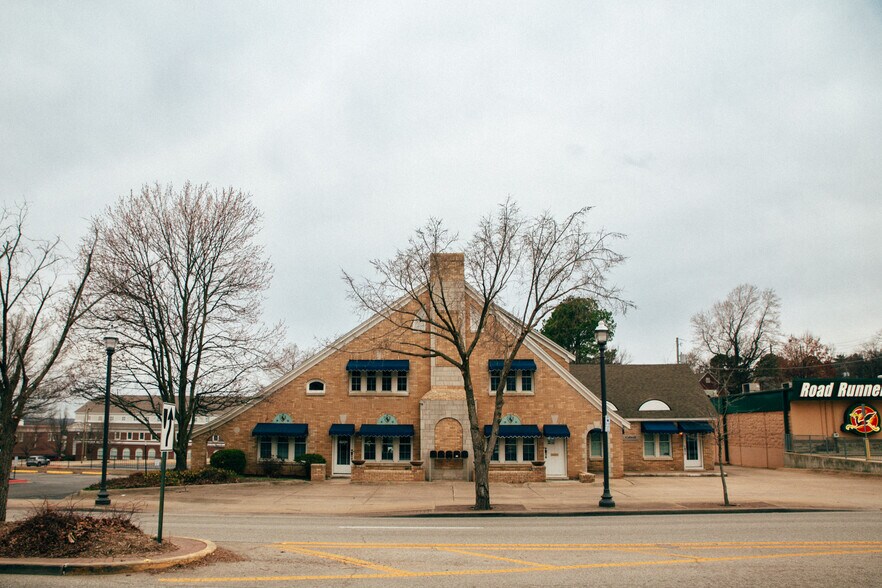 More Photos Of 355 N College Ave, Fayetteville Office Residential For Lease