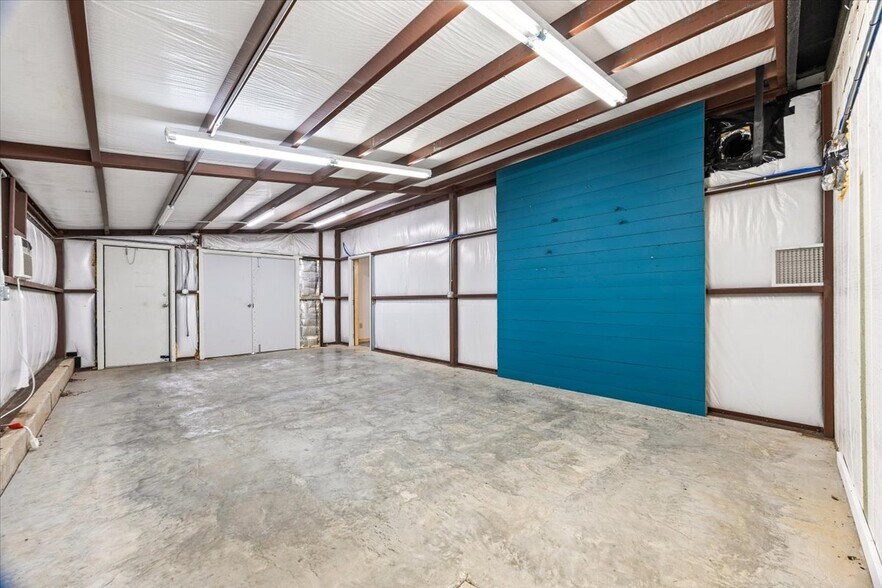 More Photos Of 918 10th St, Floresville Land For Lease