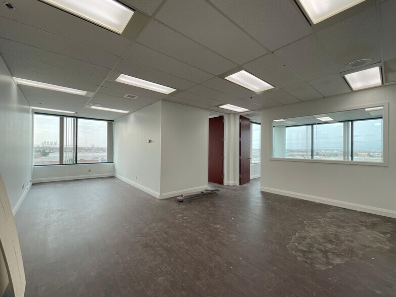 More Photos Of 989 Derry Rd E, Mississauga Office For Lease