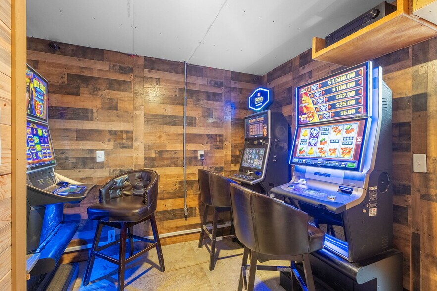 More Photos Of 13959 SW Commercial Loop Rd, Crooked River Ranch Restaurant For Sale