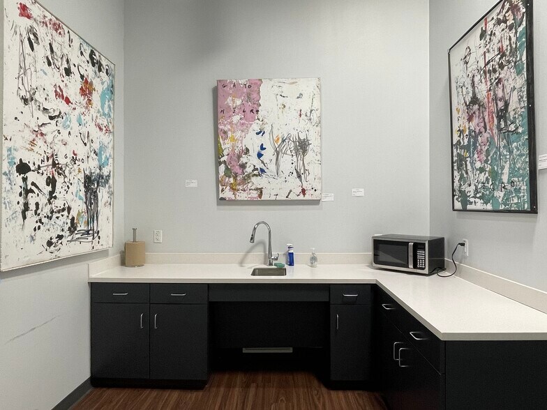 More Photos Of 4229 N FM 620 Hwy, Austin Showroom For Sale