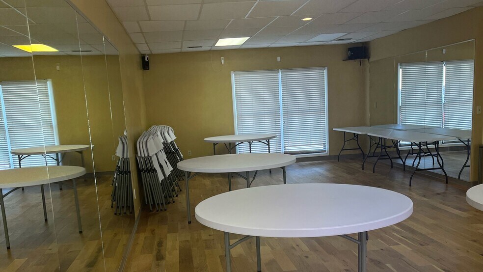 More Photos Of 18043 Bluegrass Pkwy, Louisville Office For Sale