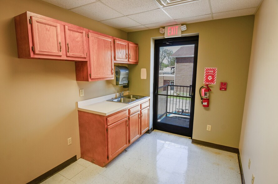 More Photos Of 4701 MacCorkle Ave SE, Charleston Medical For Sale