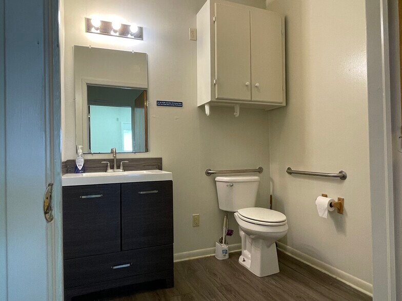 More Photos Of 204 W Coombs St, Alvin Medical For Lease