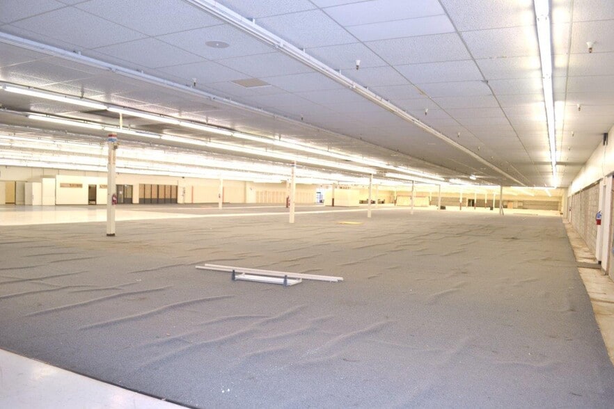 More Photos Of 539 Valley Dr, Oceana Storefront For Lease