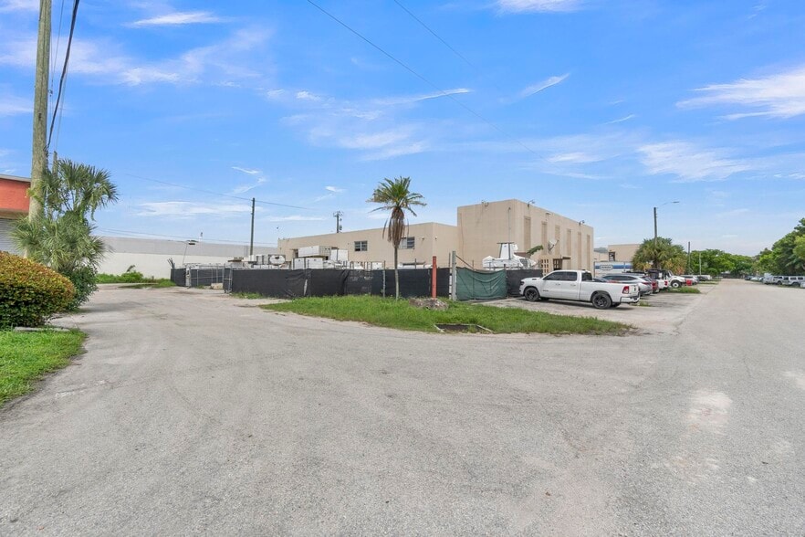 More Photos Of 821-841 NW 57th Pl, Fort Lauderdale Manufacturing For Lease