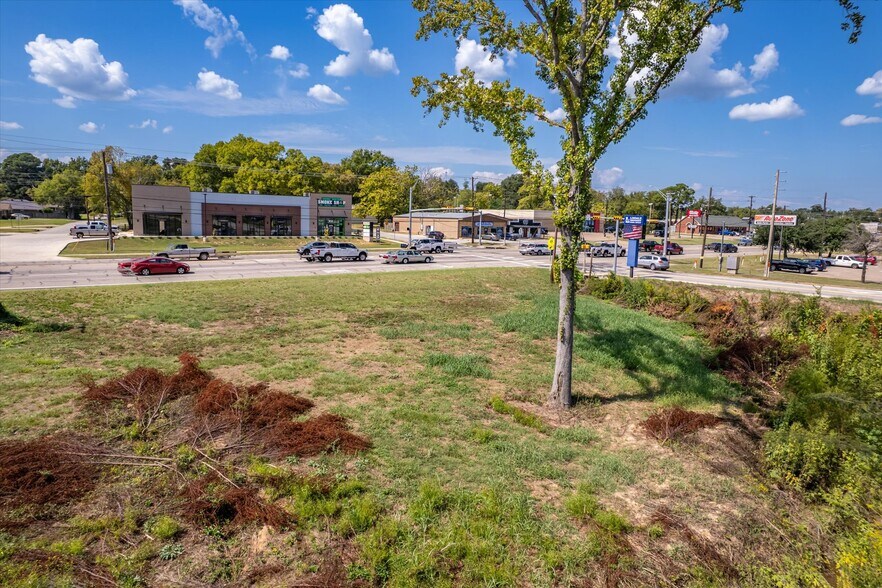 More Photos Of 906 S Main St, Lindale Light Distribution For Sale