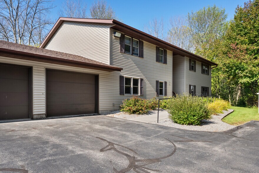 More Photos Of 910 E Cedar Ave, Manitowoc Apartments For Sale