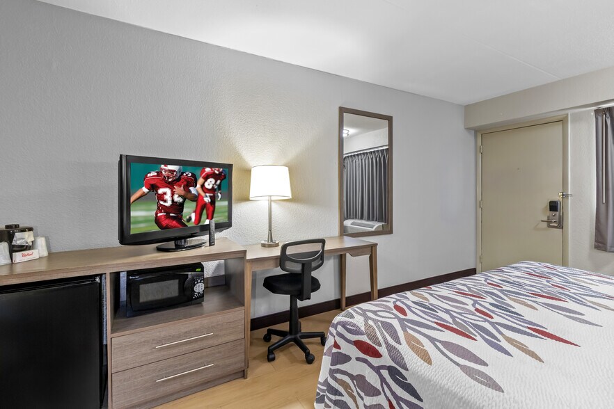 More Photos Of 7370 Miller Ln, Dayton Hotel For Sale