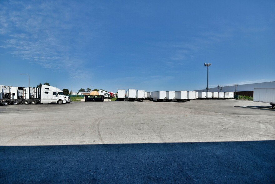 More Photos Of 6363 W 73rd St, Bedford Park Manufacturing For Lease