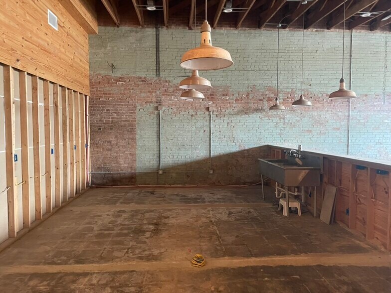 More Photos Of 189 Broadway St, Alba Storefront Retail Office For Sale