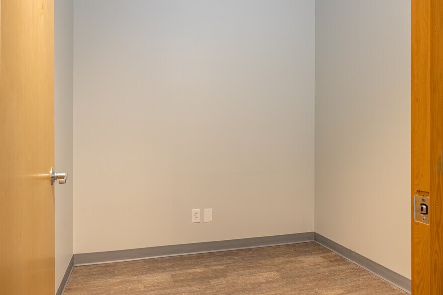 More Photos Of 909 Squalicum Way, Bellingham Flex For Sale