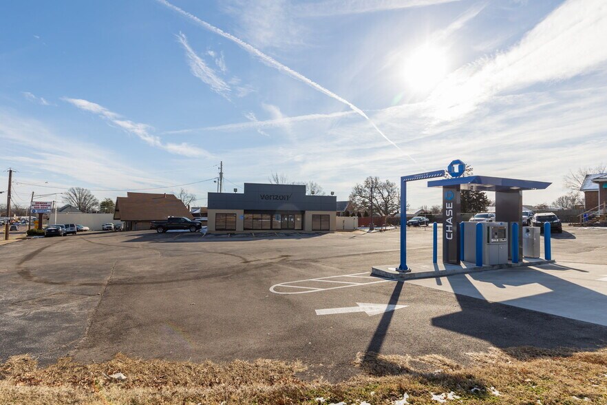More Photos Of 9998 Gravois Rd, Saint Louis Freestanding For Lease