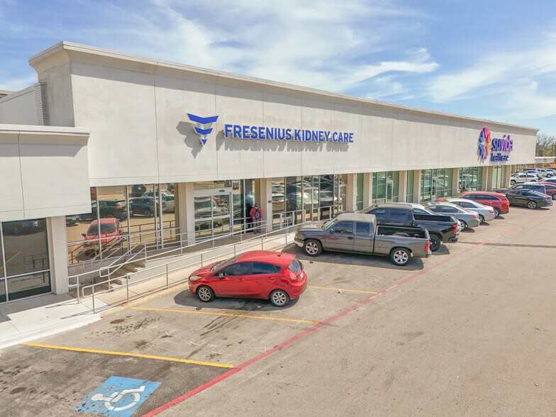 More Photos Of 312-428 S Hampton Rd, Dallas Storefront For Sale