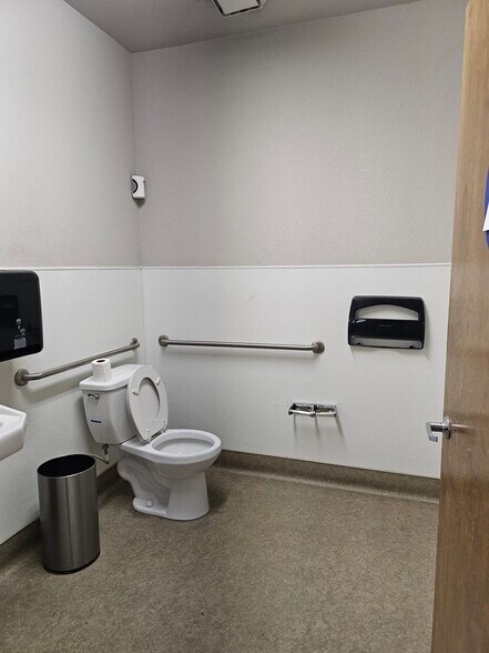 More Photos Of 103 N 1st St, Patterson Showroom For Lease