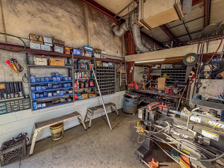More Photos Of 8600 Gravois Rd, Saint Louis Auto Repair For Sale