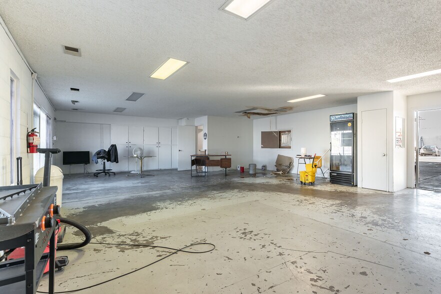 More Photos Of 2272 Crestline Loop, North Las Vegas Auto Repair For Sale