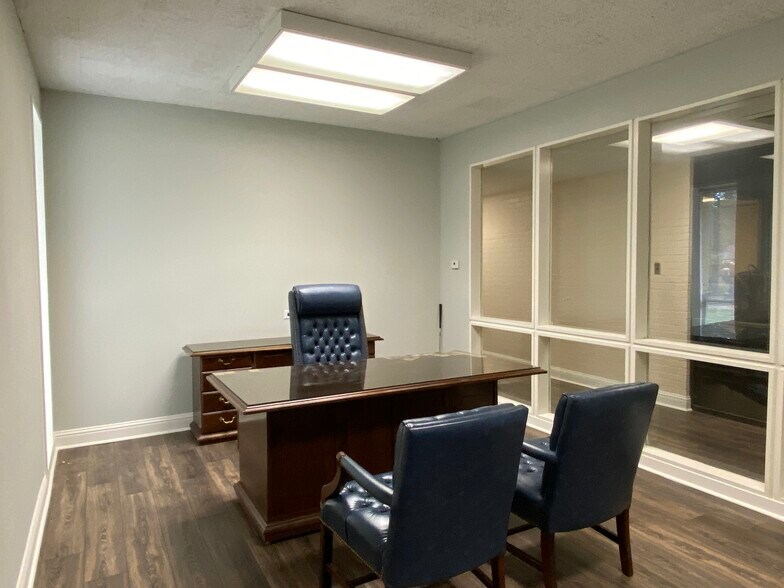 More Photos Of 9400 Village Green Dr, Shreveport Office For Lease