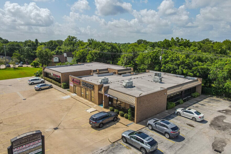 More Photos Of 2006 Broadway St, Pearland Medical For Lease