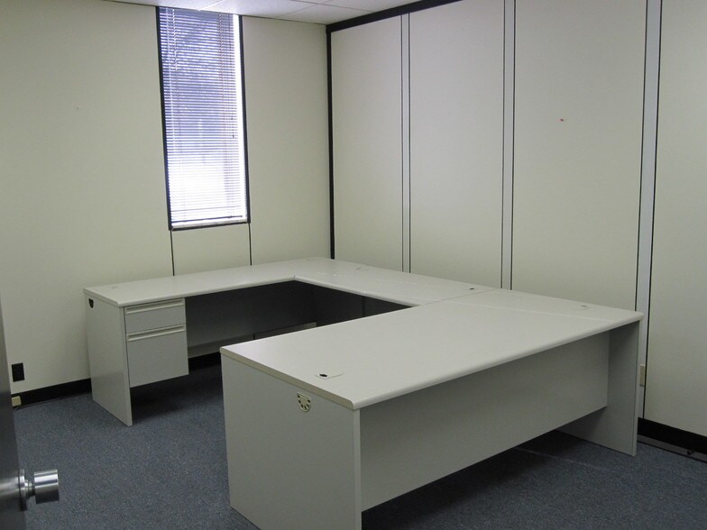 More Photos Of 1657 Commerce Dr, South Bend Coworking Space