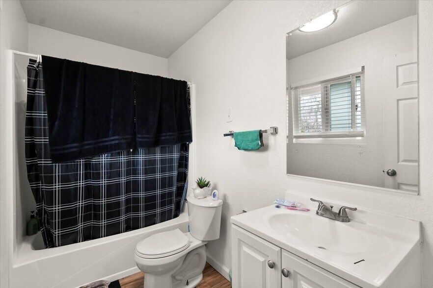 More Photos Of 611-613 E 7th St, Gilroy Apartments For Sale