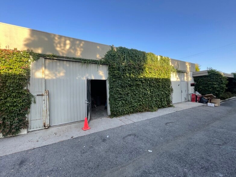 More Photos Of 15121-15127 Califa St, Van Nuys Warehouse For Lease