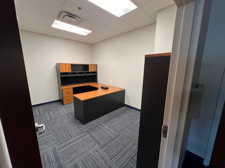 More Photos Of 14701 Cumberland Rd, Noblesville Research And Development For Lease