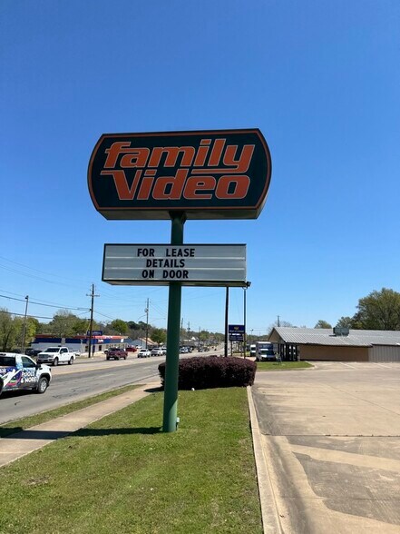 More Photos Of 2010 Lamar Ave, Paris General Retail For Lease