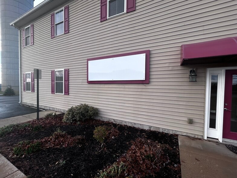 More Photos Of 6008 Fair Oaks Dr, Frederick Showroom For Lease