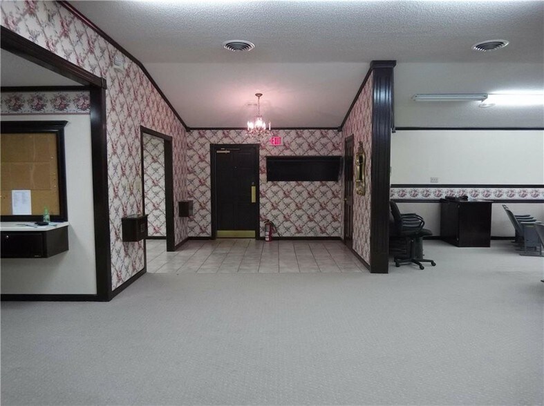 More Photos Of 700 N 15th St, Ozark Office For Sale