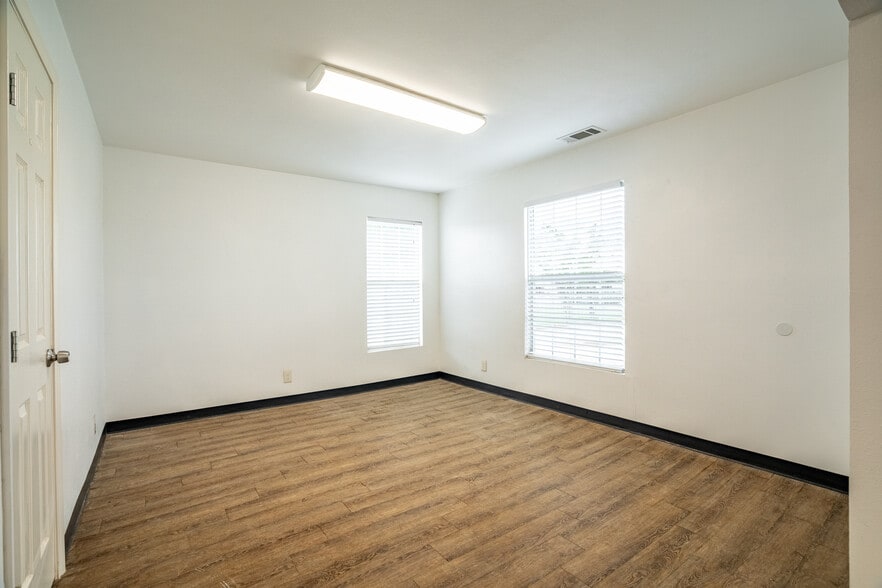 More Photos Of 401 W Simonds Rd, Seagoville Office For Sale