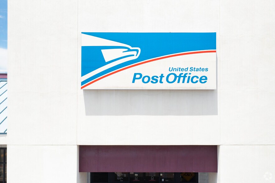 More Photos Of 935 N Beneva Rd, Sarasota Unknown For Lease