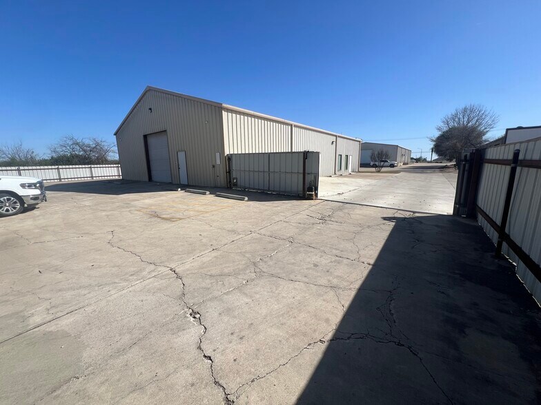 More Photos Of 1503 W Stan Schlueter Loop, Killeen Industrial For Lease