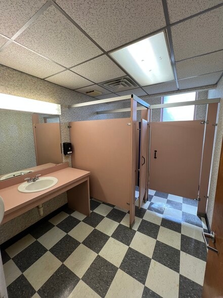 More Photos Of 204 N Alamo Blvd, Marshall Flex For Sale