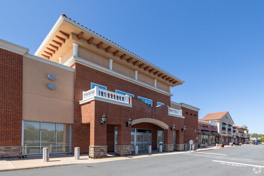 More Photos Of 43670 Greenway Corporate Dr, Ashburn General Retail For Lease
