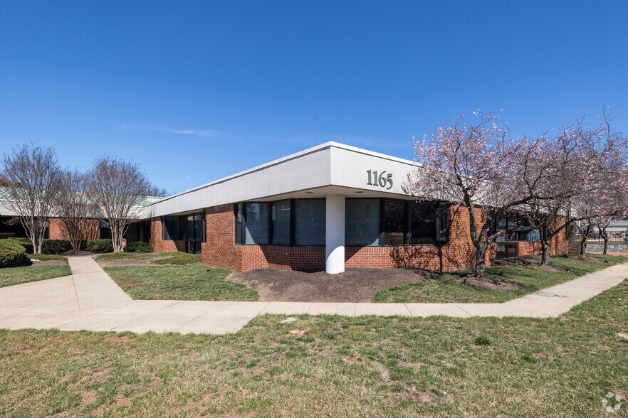 More Photos Of 1165 Herndon Pky, Herndon Flex For Sale