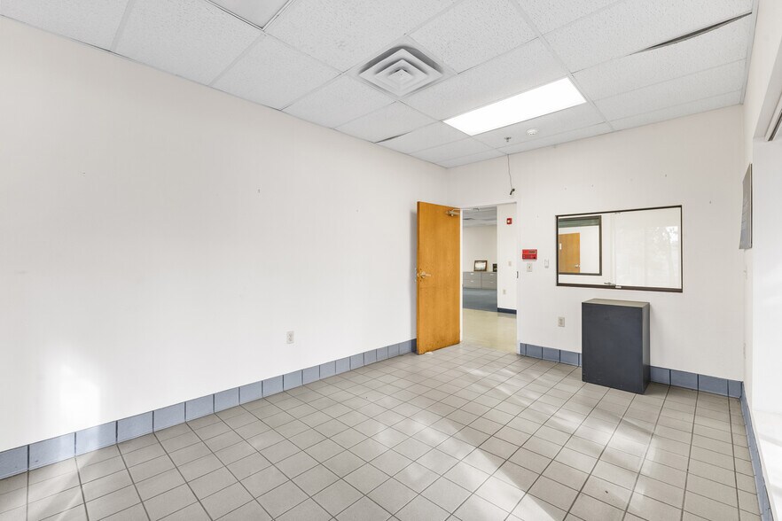 More Photos Of 1812 E Duncan St, Tyler Manufacturing For Sale